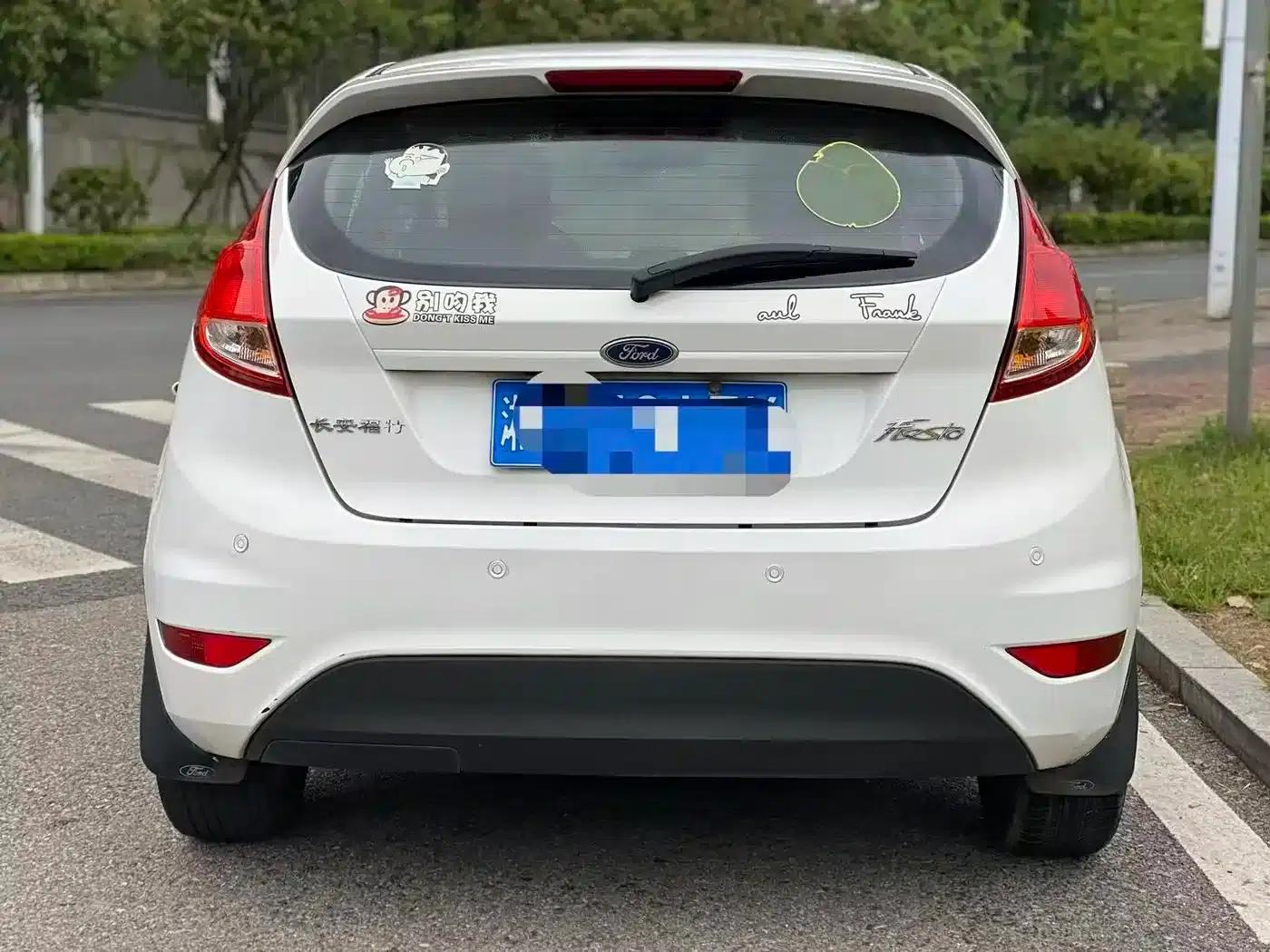 2013 Ford Fiesta Hatchback 1.5L Automatic Premium Edition — миниатюра 6