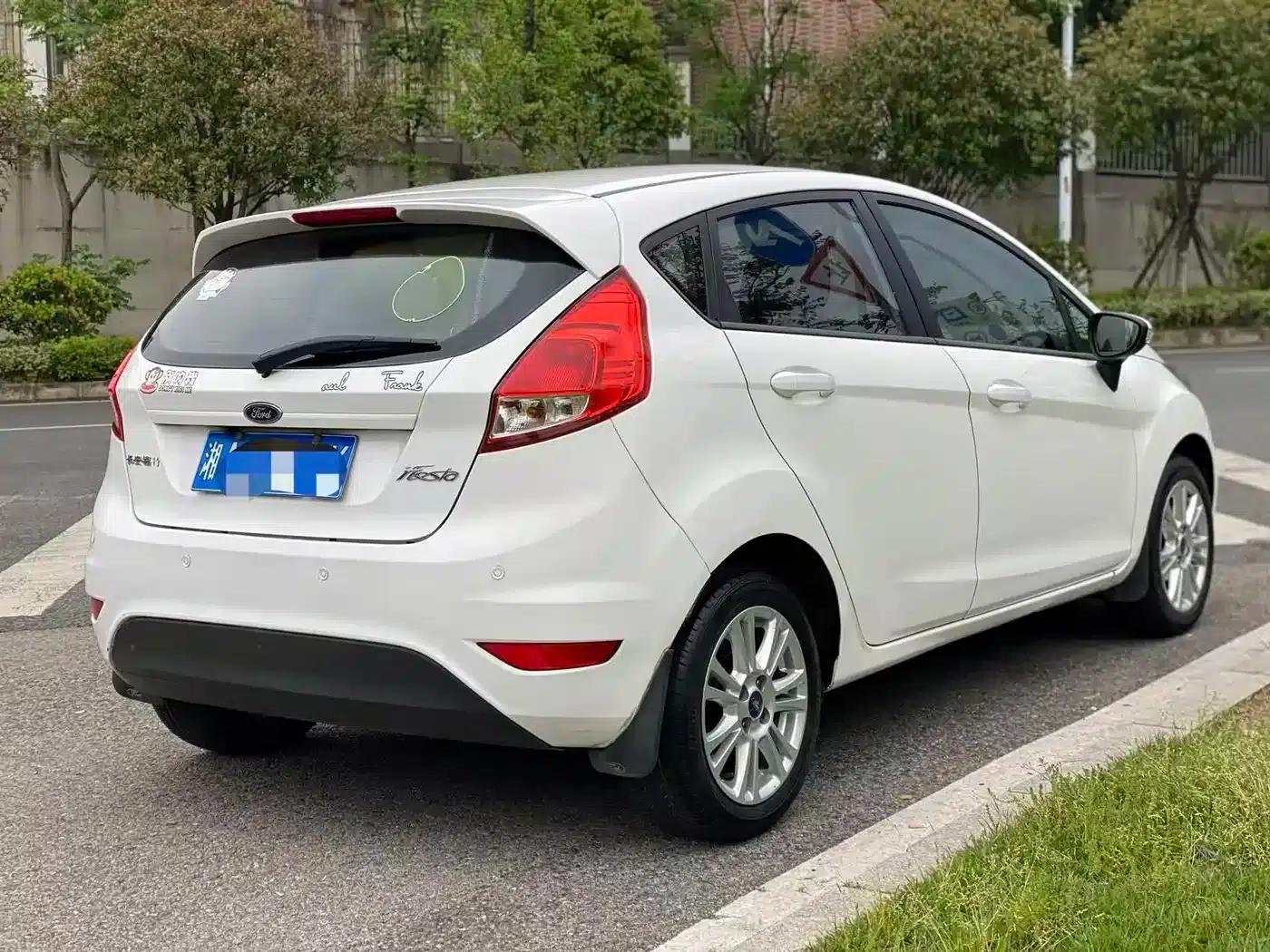 2013 Ford Fiesta Hatchback 1.5L Automatic Premium Edition — миниатюра 7