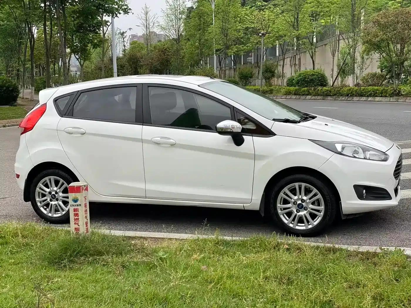 2013 Ford Fiesta Hatchback 1.5L Automatic Premium Edition — миниатюра 8