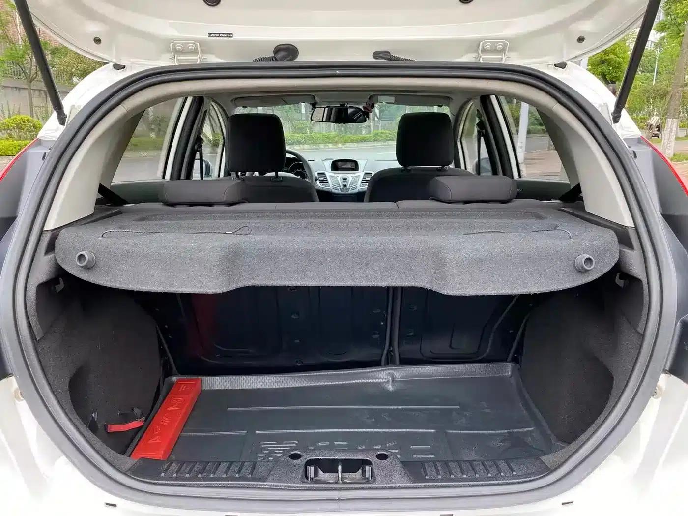 2013 Ford Fiesta Hatchback 1.5L Automatic Premium Edition — миниатюра 10