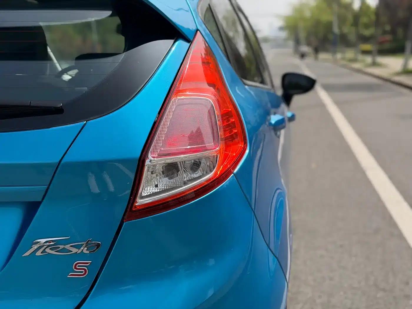 2013 Ford Fiesta Hatchback 1.5L Automatic Sport — миниатюра 24