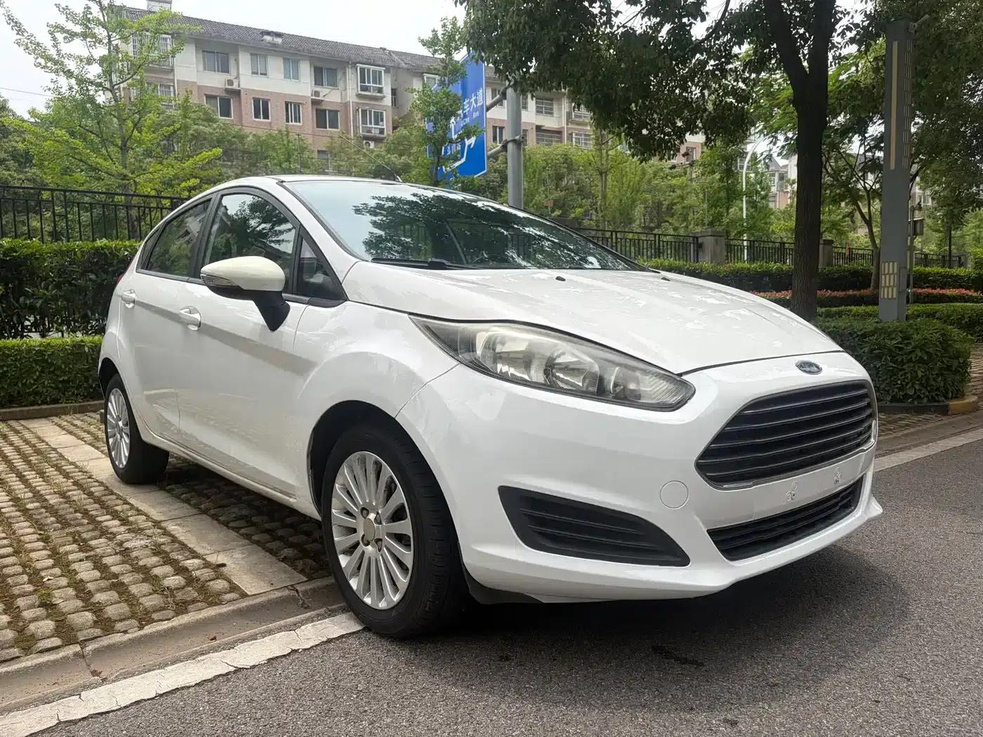 2013 Ford Fiesta Hatchback 1.5L Manual Fashion Edition — миниатюра 2
