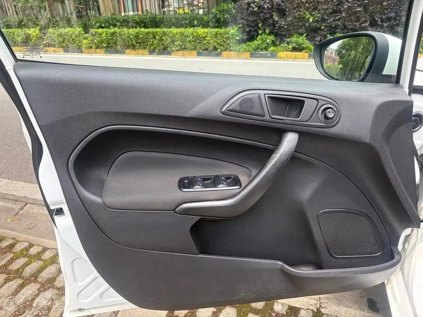 2013 Ford Fiesta Hatchback 1.5L Manual Fashion Edition — миниатюра 12