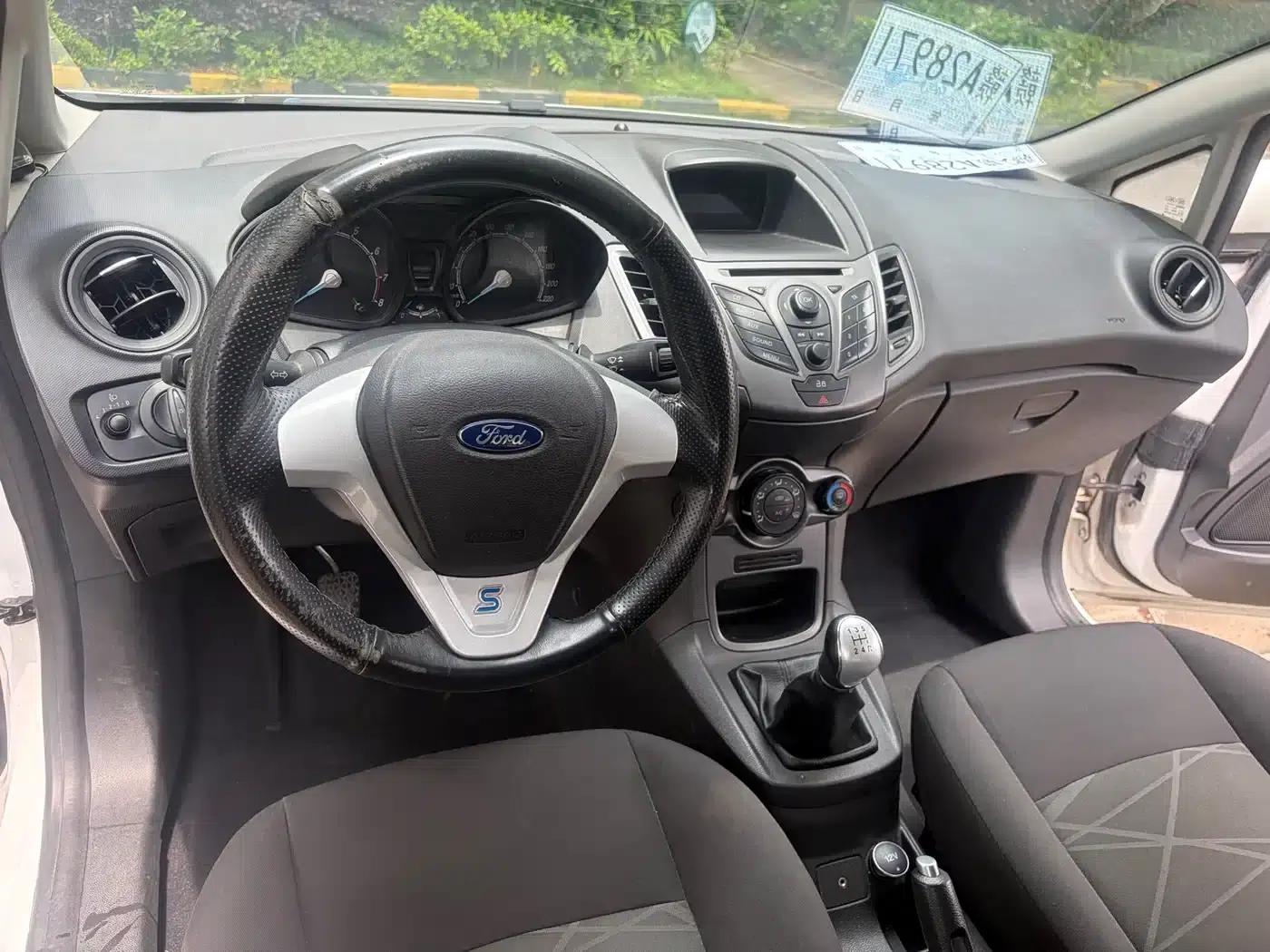 2013 Ford Fiesta Hatchback 1.5L Manual Fashion Edition — миниатюра 13