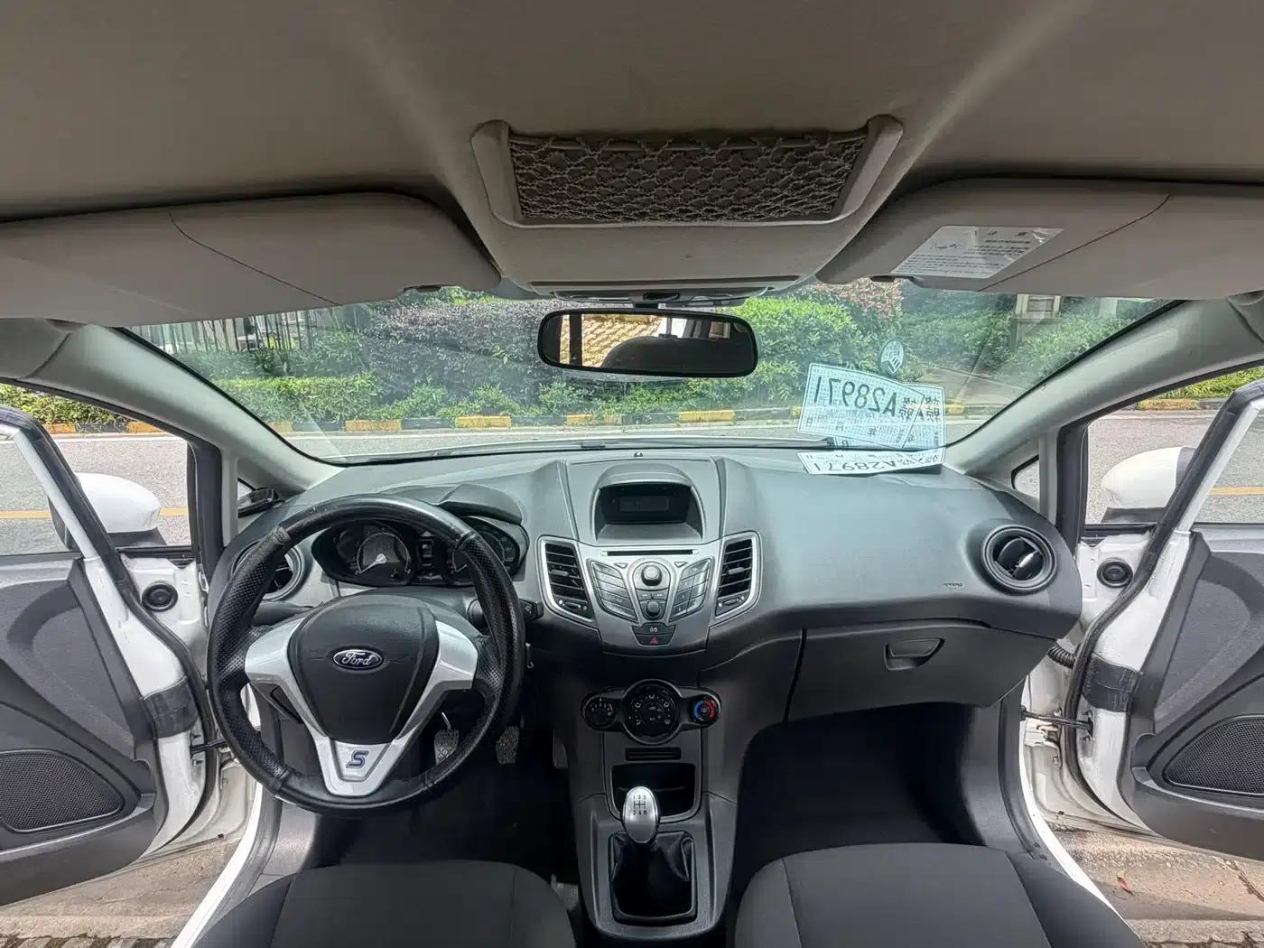 2013 Ford Fiesta Hatchback 1.5L Manual Fashion Edition — миниатюра 18