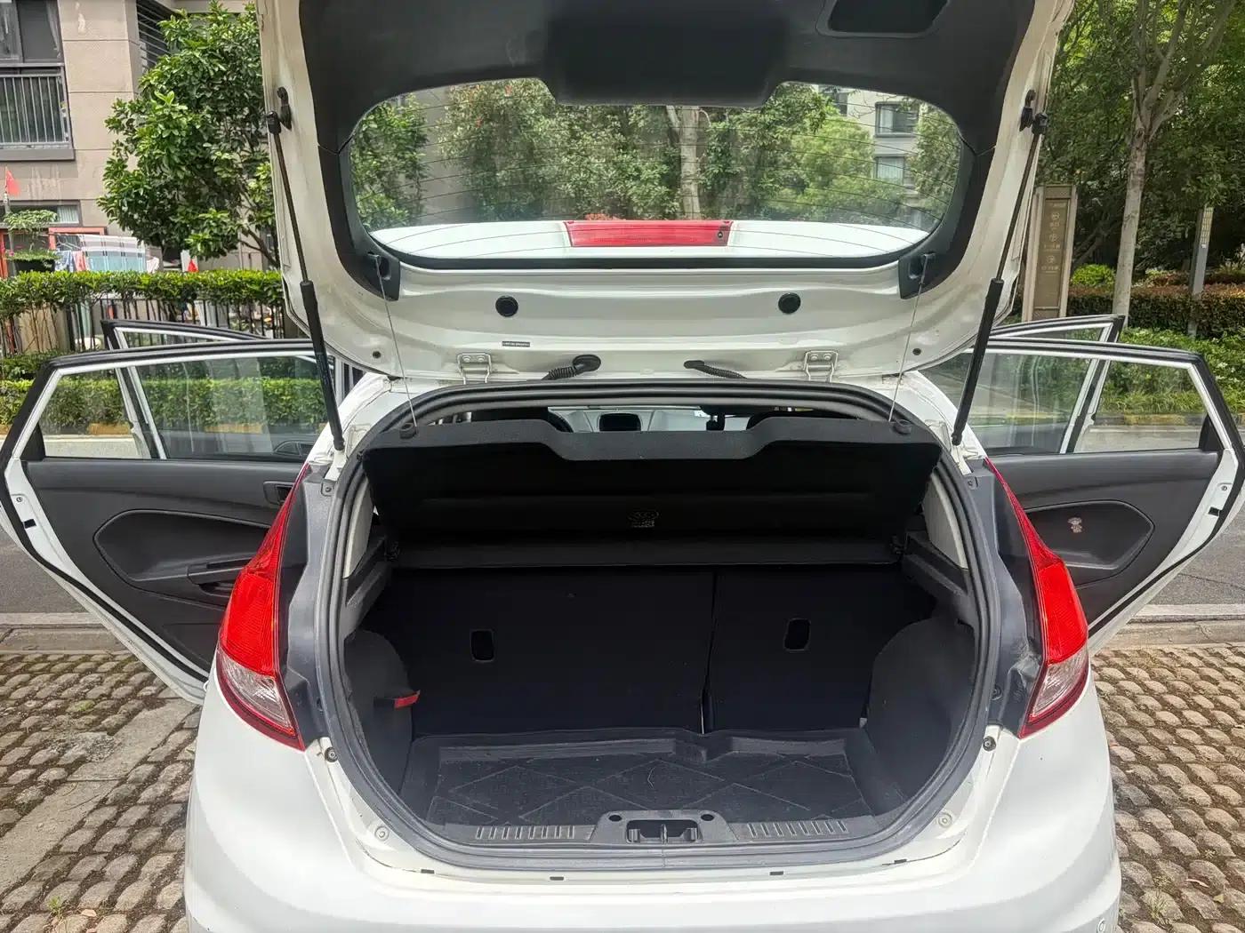 2013 Ford Fiesta Hatchback 1.5L Manual Fashion Edition — миниатюра 19