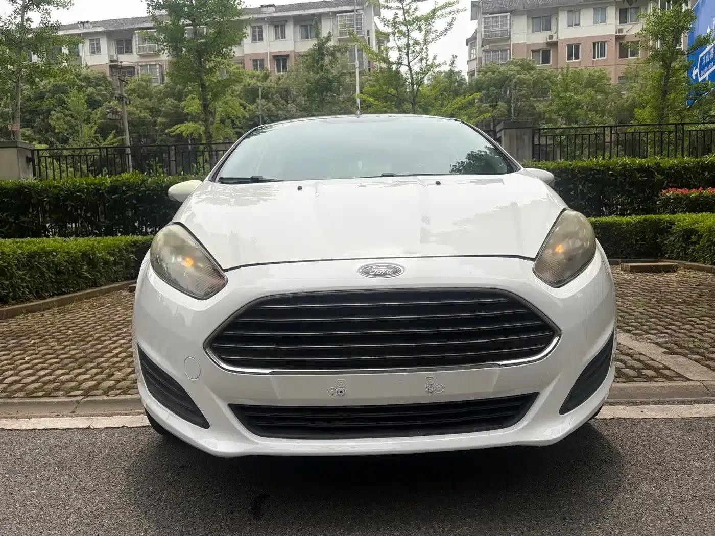 2013 Ford Fiesta Hatchback 1.5L Manual Fashion Edition — миниатюра 3
