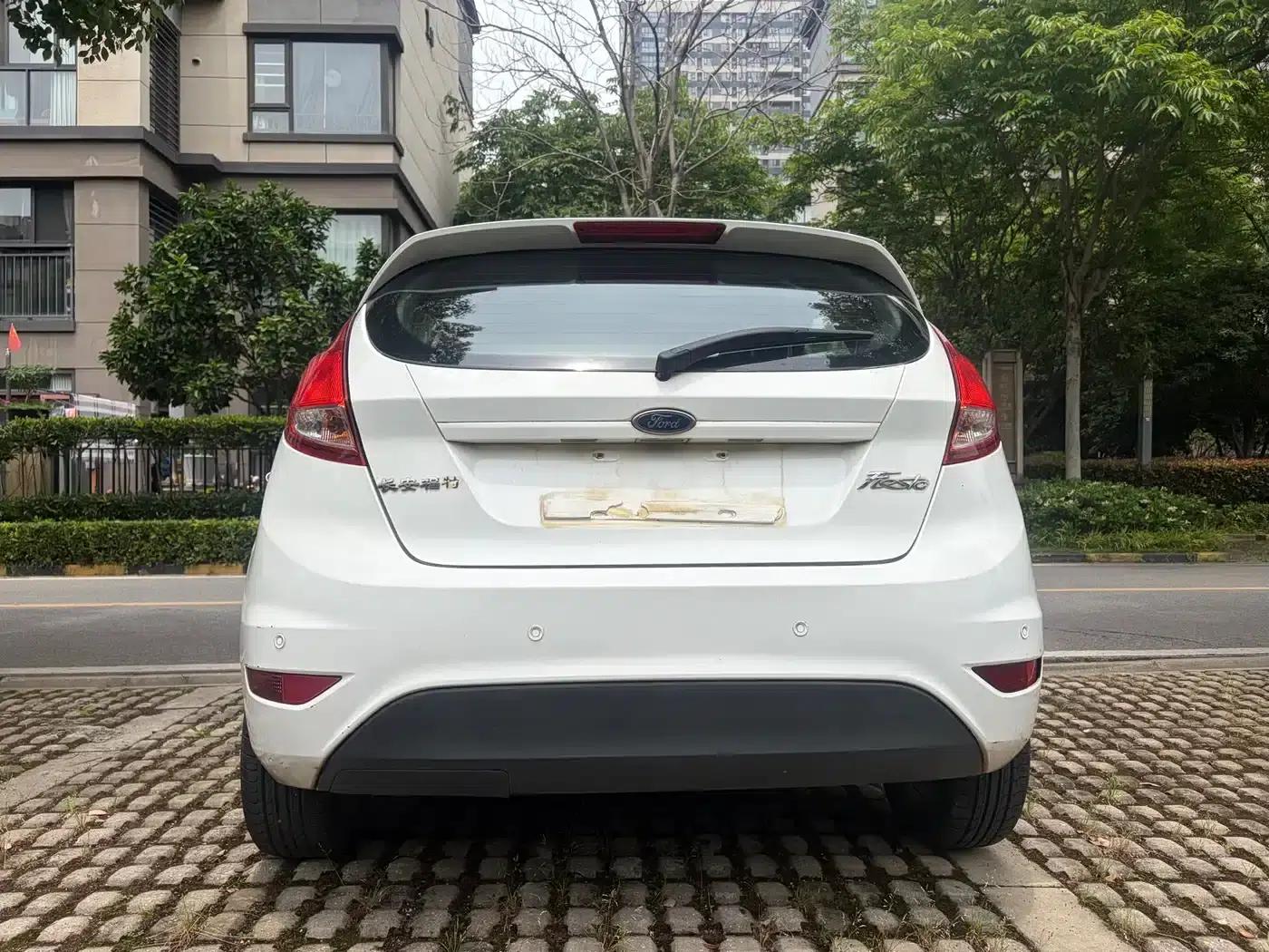 2013 Ford Fiesta Hatchback 1.5L Manual Fashion Edition — миниатюра 5