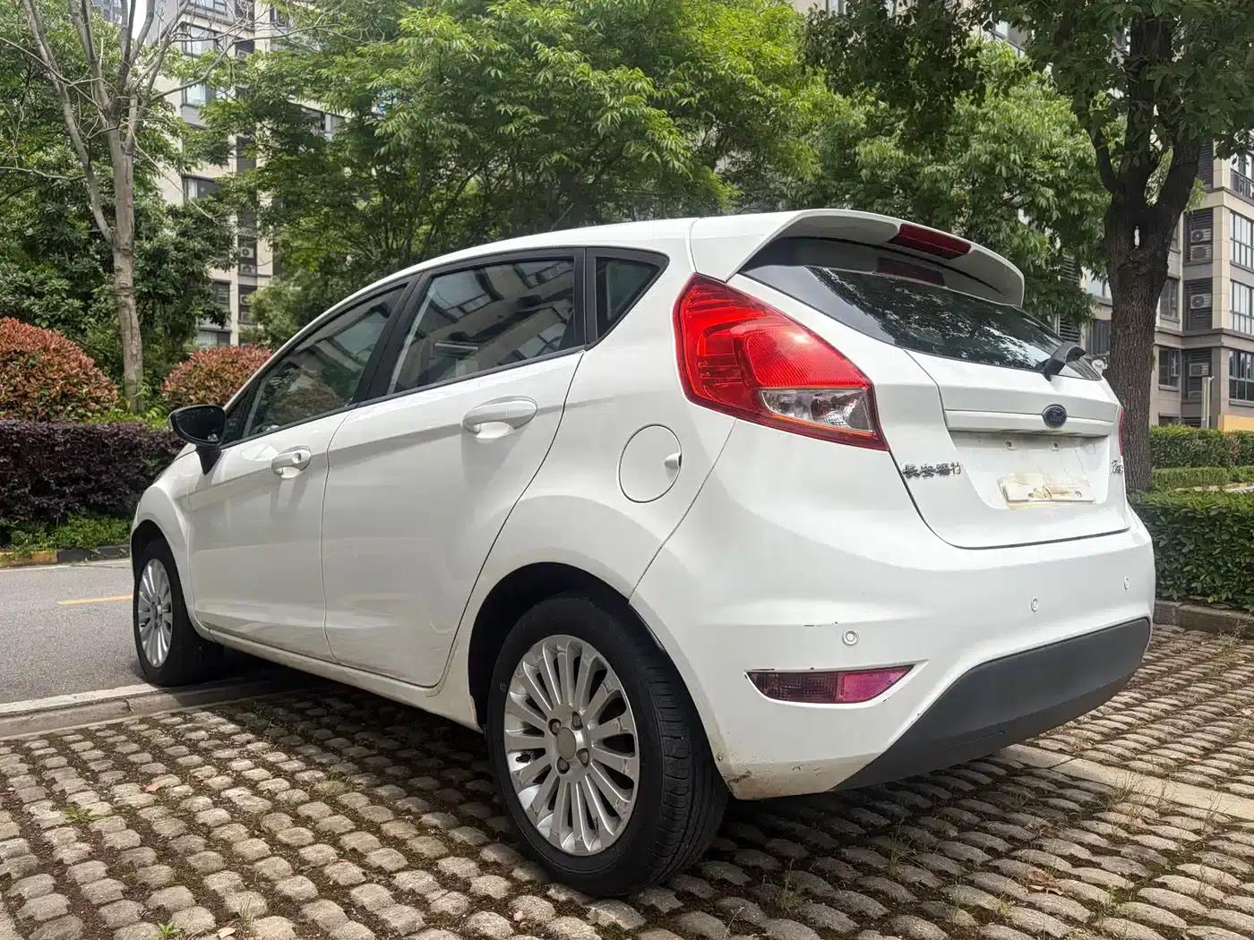 2013 Ford Fiesta Hatchback 1.5L Manual Fashion Edition — миниатюра 6