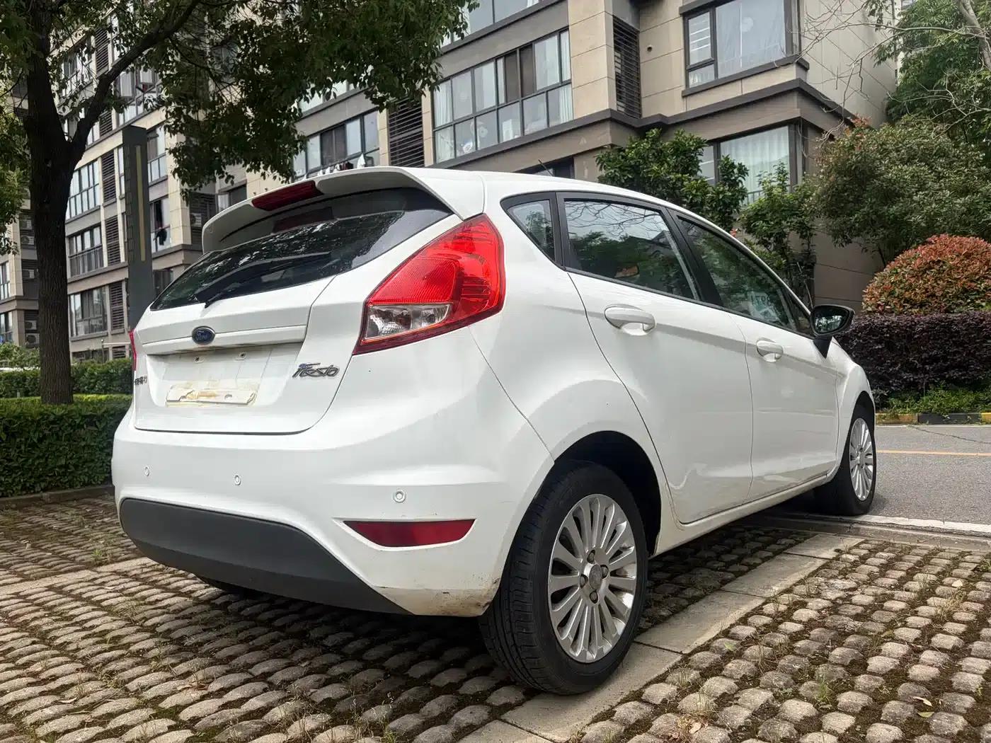 2013 Ford Fiesta Hatchback 1.5L Manual Fashion Edition — миниатюра 7