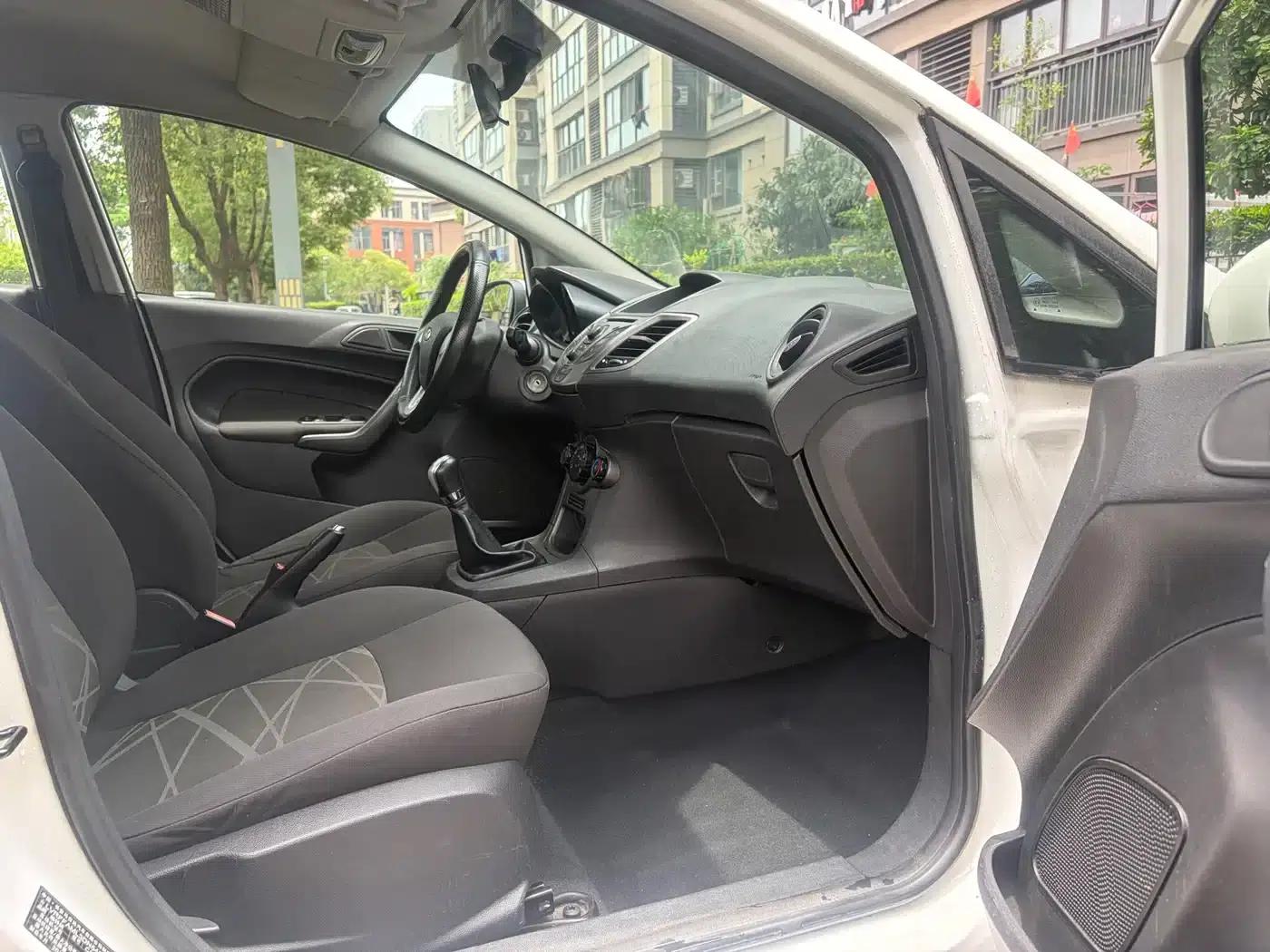 2013 Ford Fiesta Hatchback 1.5L Manual Fashion Edition — миниатюра 10