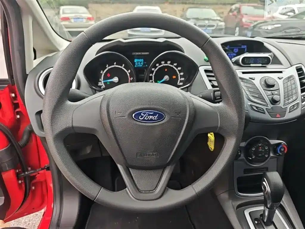 2013 Ford Fiesta Hatchback 1.5L Automatic Fashion Edition — миниатюра 11