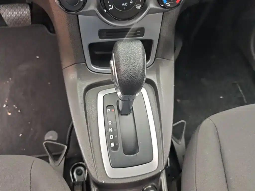 2013 Ford Fiesta Hatchback 1.5L Automatic Fashion Edition — миниатюра 14