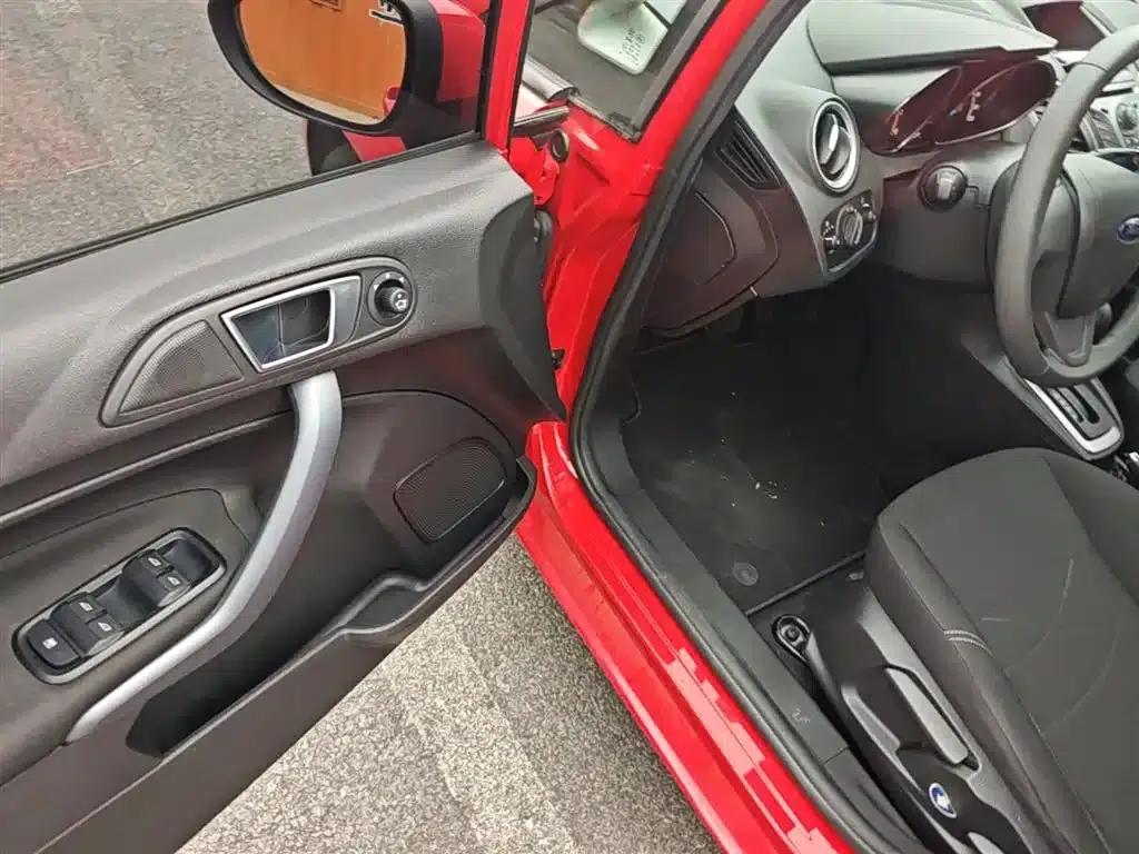 2013 Ford Fiesta Hatchback 1.5L Automatic Fashion Edition — миниатюра 16
