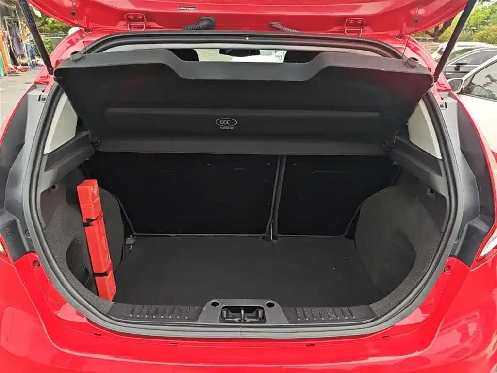 2013 Ford Fiesta Hatchback 1.5L Automatic Fashion Edition — миниатюра 19