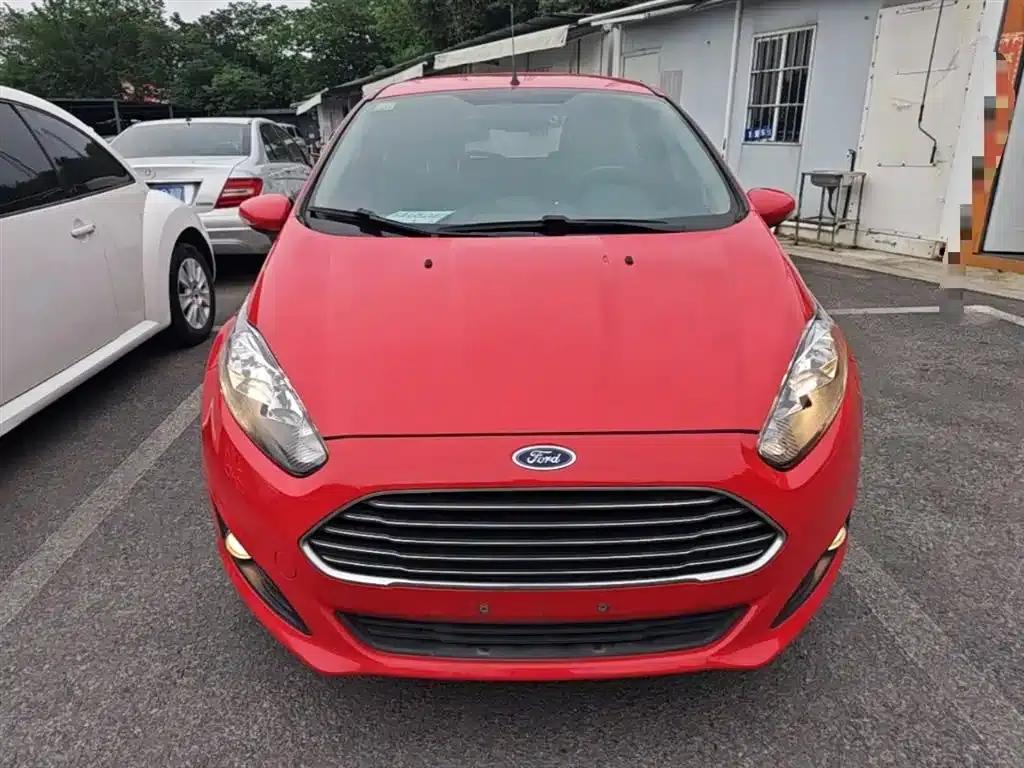 2013 Ford Fiesta Hatchback 1.5L Automatic Fashion Edition — миниатюра 3