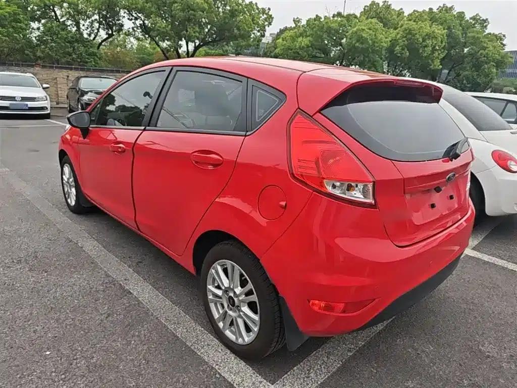 2013 Ford Fiesta Hatchback 1.5L Automatic Fashion Edition — миниатюра 5
