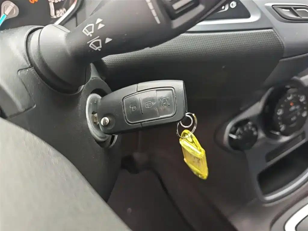 2013 Ford Fiesta Hatchback 1.5L Automatic Fashion Edition — миниатюра 9