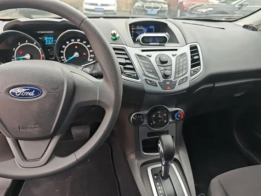 2013 Ford Fiesta Hatchback 1.5L Automatic Fashion Edition — миниатюра 10