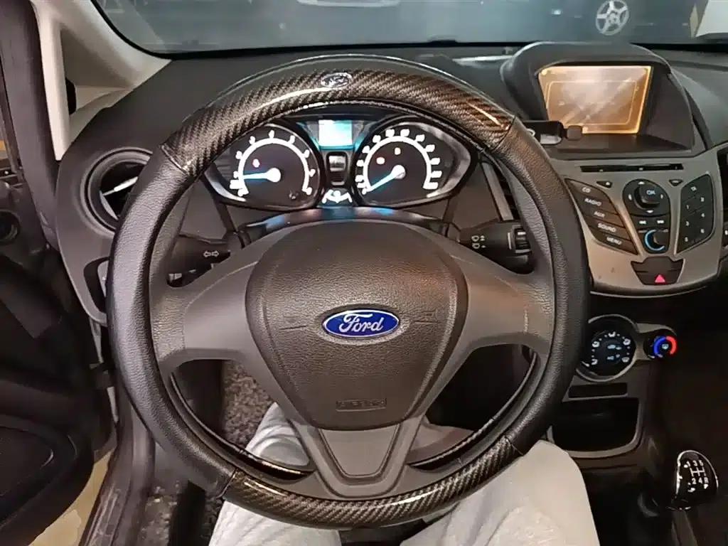 2013 Ford Fiesta Sedan 1.5L Manual Fashion Edition — миниатюра 11