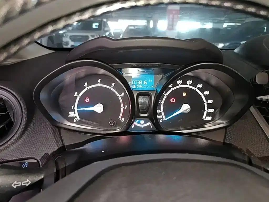 2013 Ford Fiesta Sedan 1.5L Manual Fashion Edition — миниатюра 12