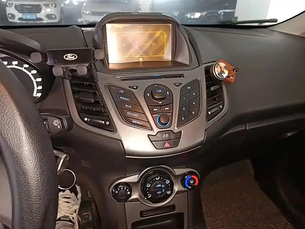 2013 Ford Fiesta Sedan 1.5L Manual Fashion Edition — миниатюра 13