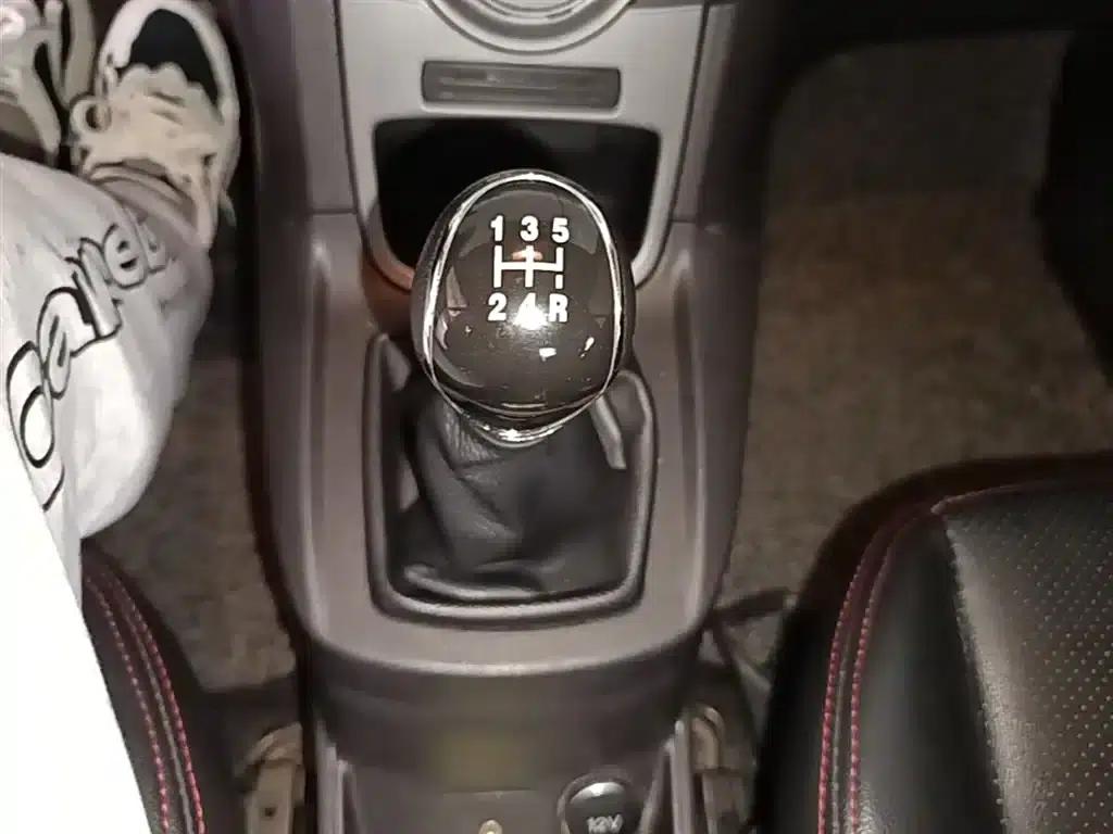 2013 Ford Fiesta Sedan 1.5L Manual Fashion Edition — миниатюра 14