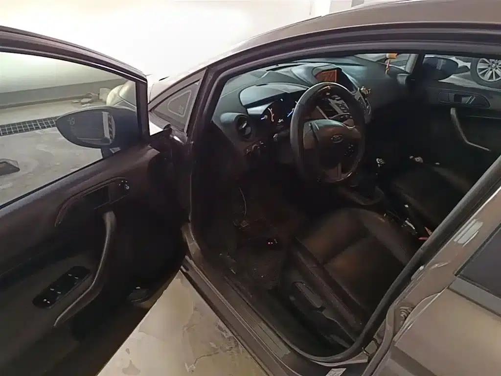 2013 Ford Fiesta Sedan 1.5L Manual Fashion Edition — миниатюра 16