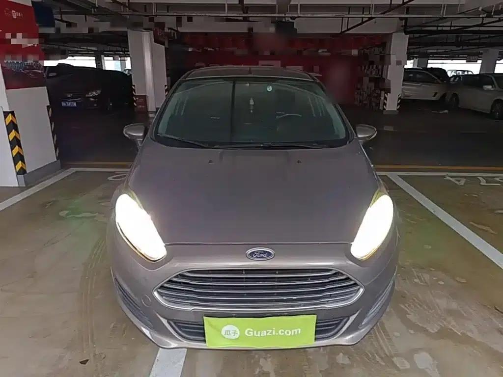 2013 Ford Fiesta Sedan 1.5L Manual Fashion Edition — миниатюра 3