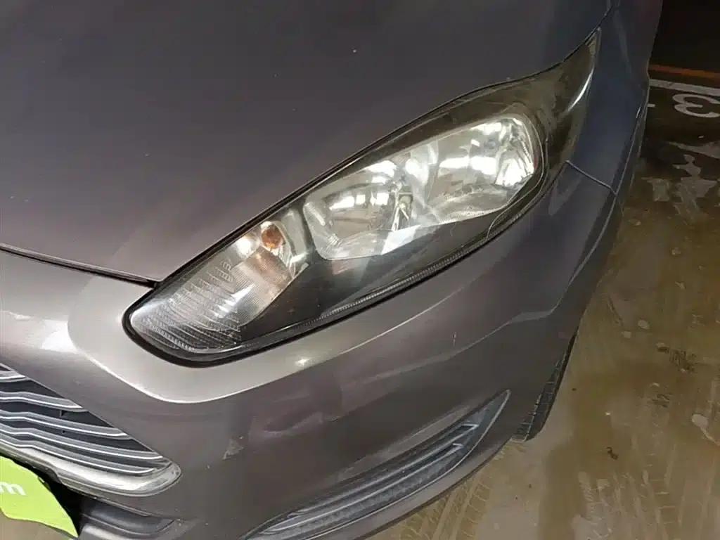 2013 Ford Fiesta Sedan 1.5L Manual Fashion Edition — миниатюра 24