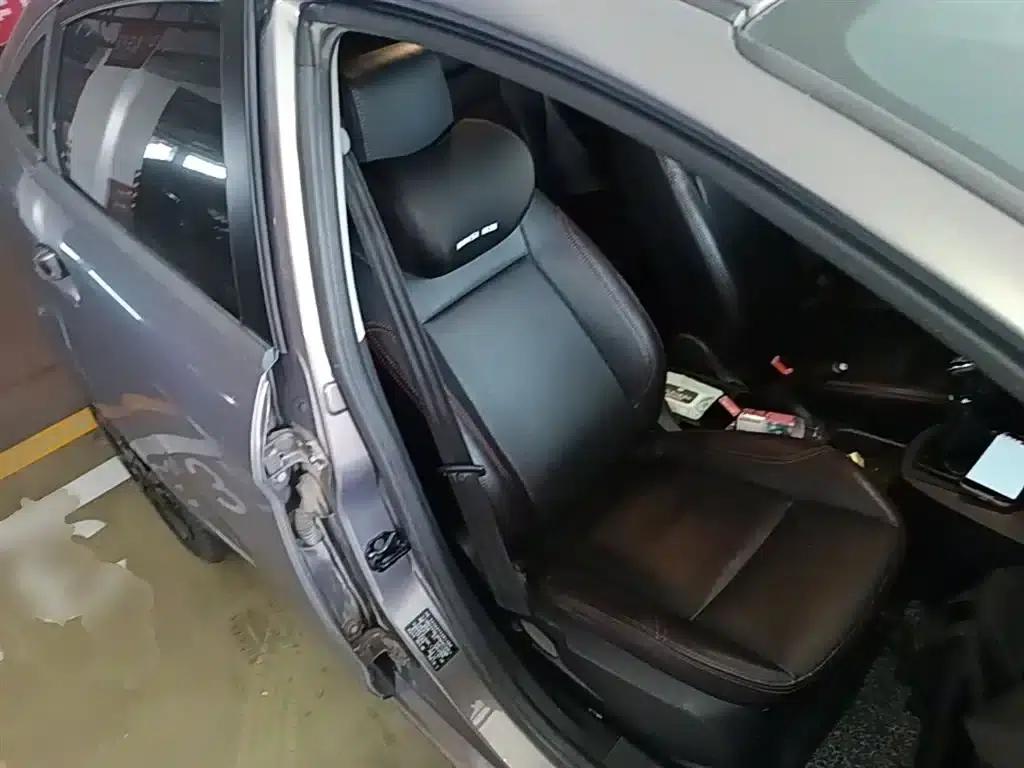 2013 Ford Fiesta Sedan 1.5L Manual Fashion Edition — миниатюра 25