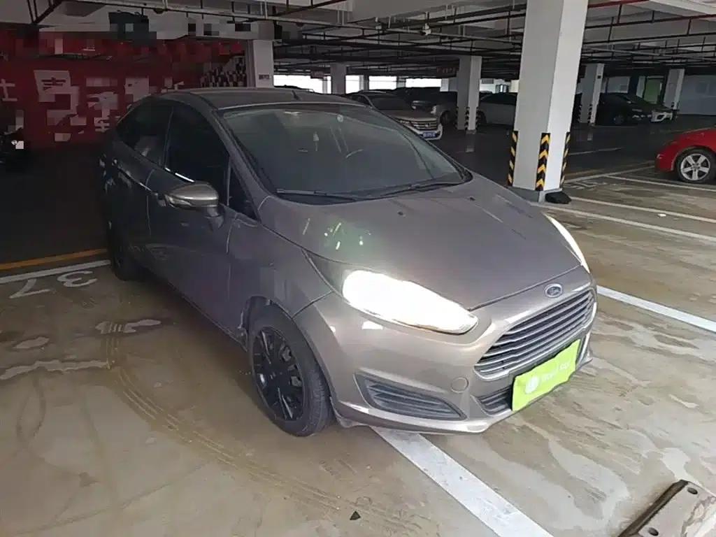 2013 Ford Fiesta Sedan 1.5L Manual Fashion Edition — миниатюра 4