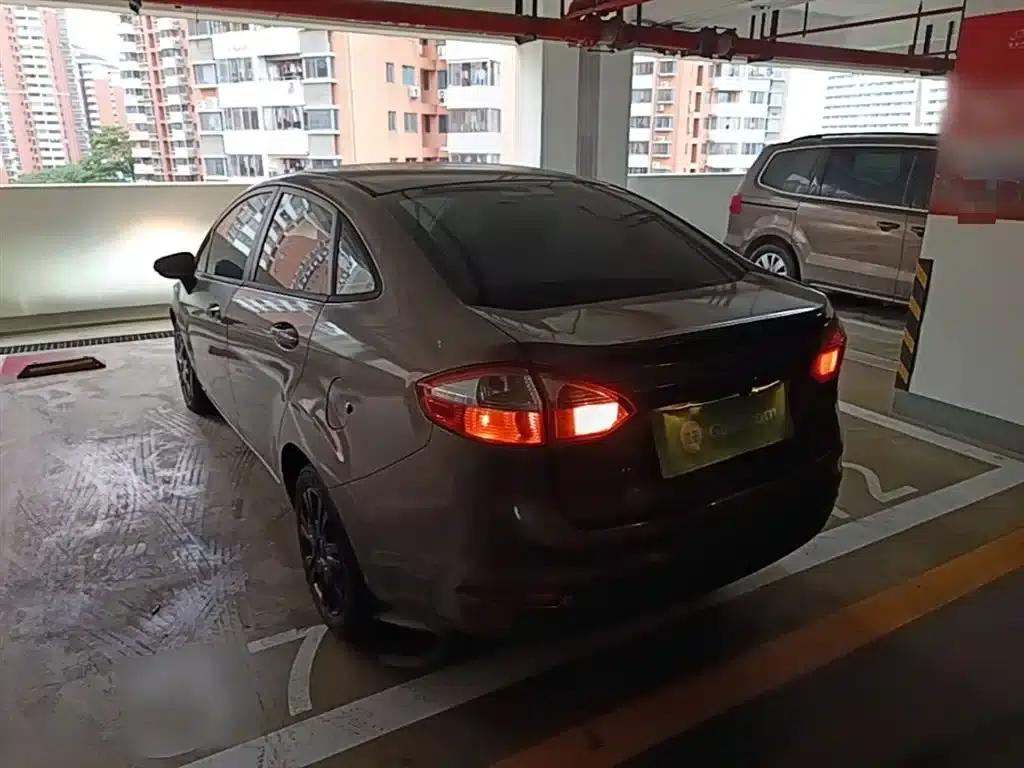 2013 Ford Fiesta Sedan 1.5L Manual Fashion Edition — миниатюра 5