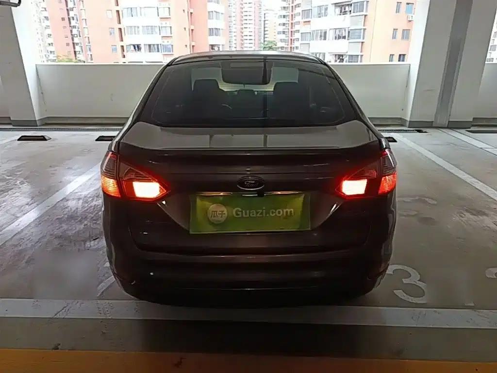 2013 Ford Fiesta Sedan 1.5L Manual Fashion Edition — миниатюра 6