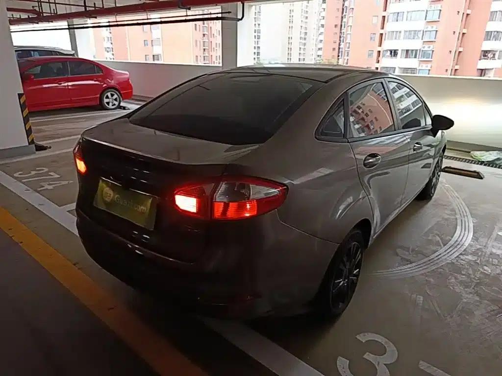 2013 Ford Fiesta Sedan 1.5L Manual Fashion Edition — миниатюра 7