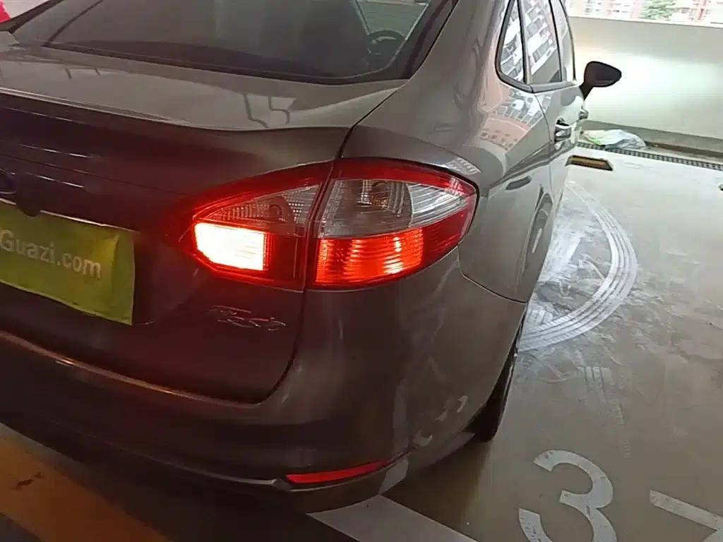 2013 Ford Fiesta Sedan 1.5L Manual Fashion Edition — миниатюра 8
