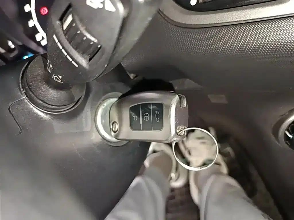 2013 Ford Fiesta Sedan 1.5L Manual Fashion Edition — миниатюра 9