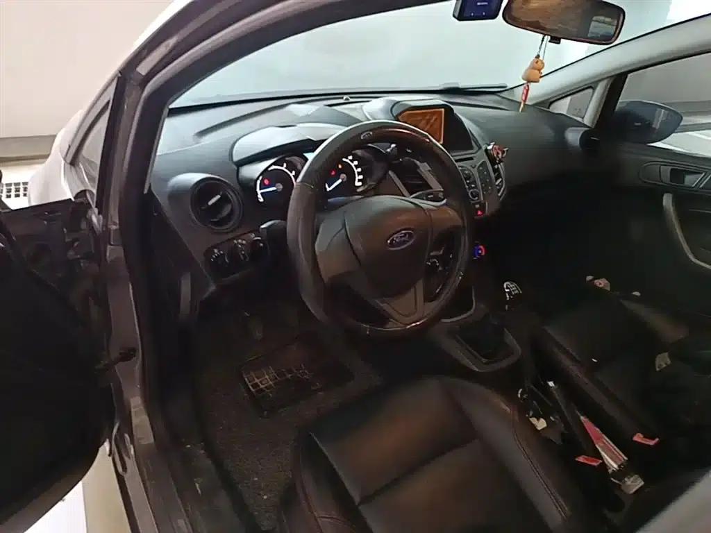 2013 Ford Fiesta Sedan 1.5L Manual Fashion Edition — миниатюра 10