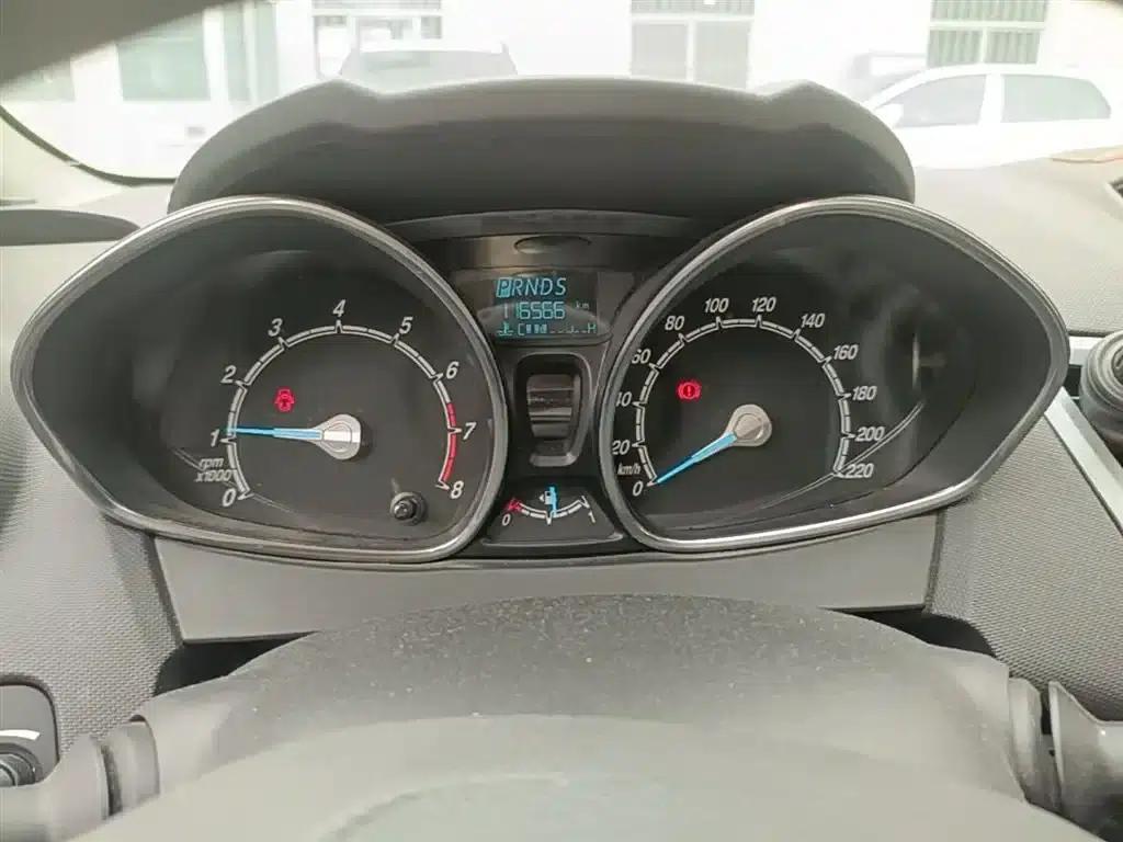 2013 Ford Fiesta Hatchback 1.5L Automatic Fashion Edition — миниатюра 12