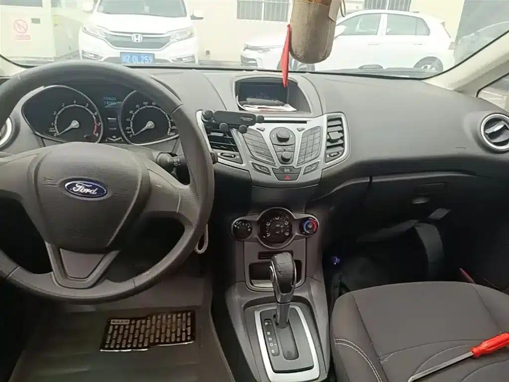 2013 Ford Fiesta Hatchback 1.5L Automatic Fashion Edition — миниатюра 13