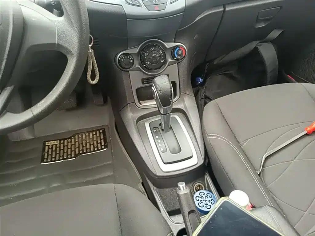 2013 Ford Fiesta Hatchback 1.5L Automatic Fashion Edition — миниатюра 14