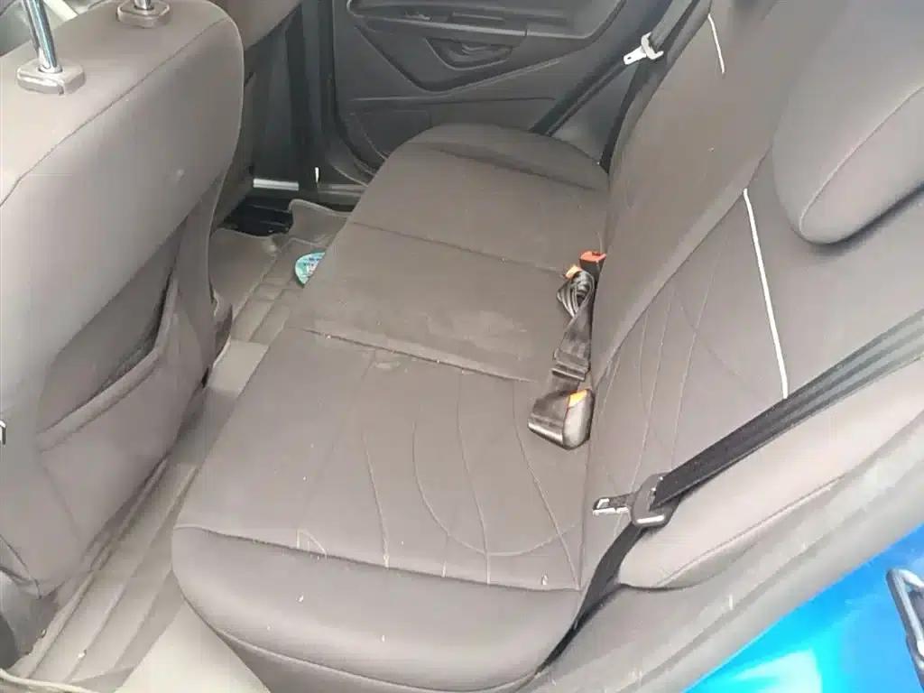 2013 Ford Fiesta Hatchback 1.5L Automatic Fashion Edition — миниатюра 17
