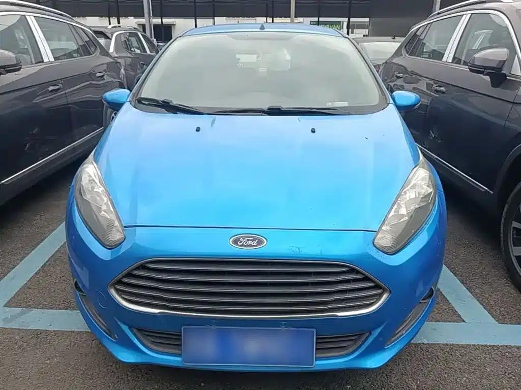 2013 Ford Fiesta Hatchback 1.5L Automatic Fashion Edition — миниатюра 3