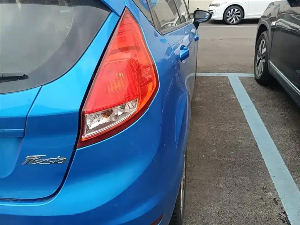 2013 Ford Fiesta Hatchback 1.5L Automatic Fashion Edition — миниатюра 8