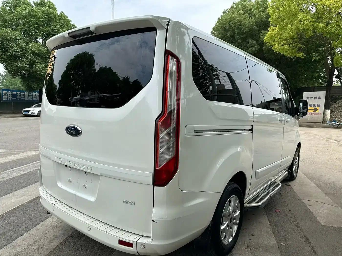 Tourneo 2016 2.0T Manual Elite Edition — миниатюра 4