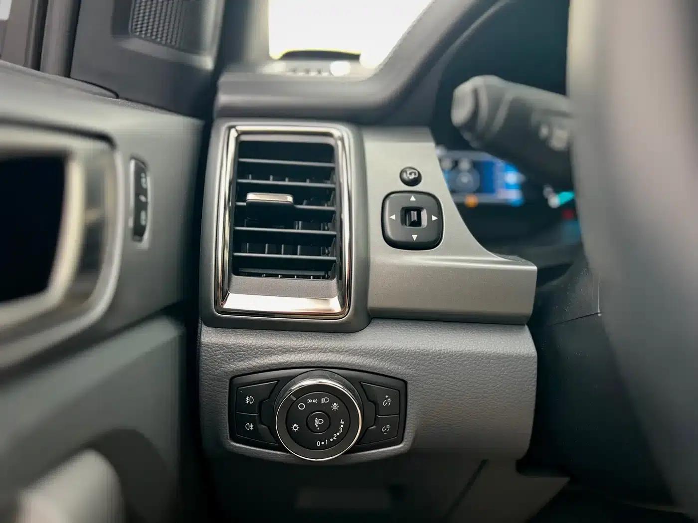 2017 Ford Everest 2.0T Gasoline Automatic 4WD Luxury Edition 5-Seater — миниатюра 17