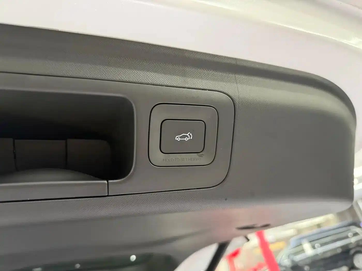 Trumpchi E8 PHEV 2024 Model 150km Dragon Soaring Starry Night+ — миниатюра 16
