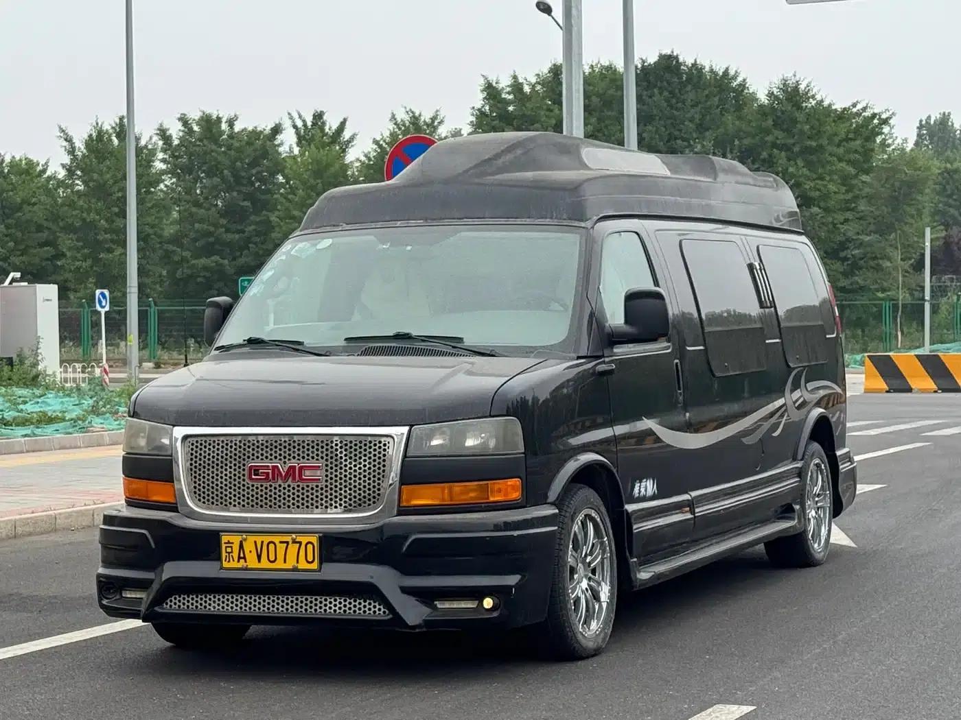 2011 SAVANA 6.0L Business Star 10-seater — миниатюра 1