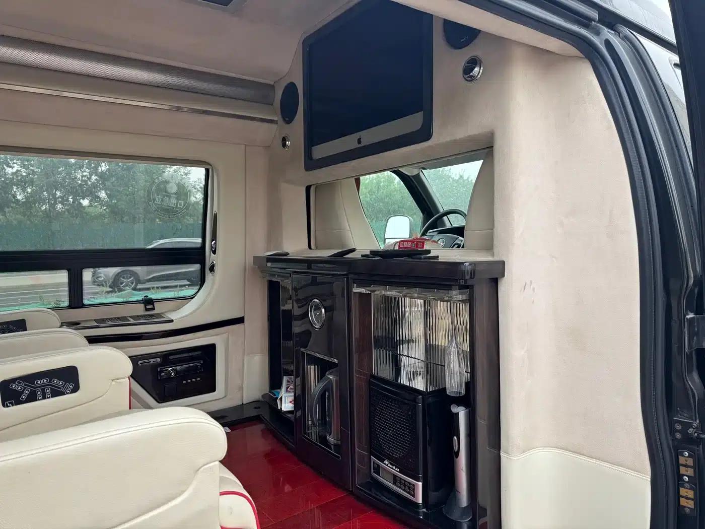 2011 SAVANA 6.0L Business Star 10-seater — миниатюра 12