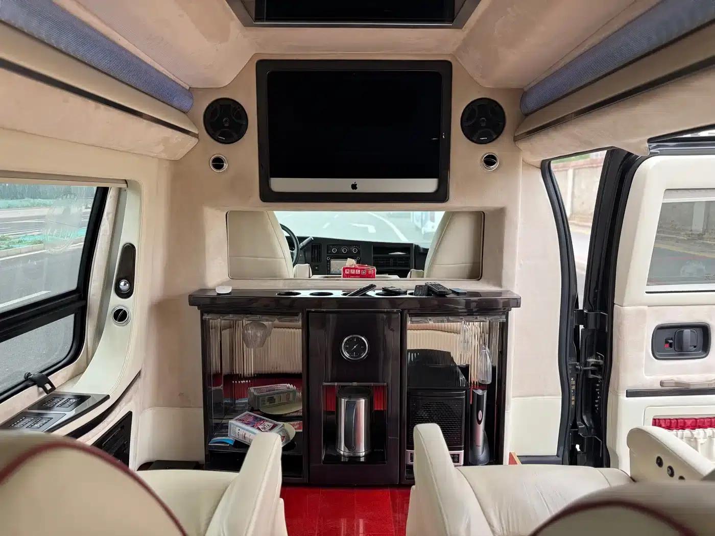 2011 SAVANA 6.0L Business Star 10-seater — миниатюра 18